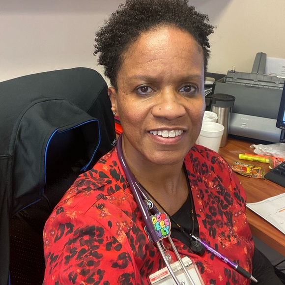 Meet your Posh Ambassador, Shel 💜 - Picture 6 of 10